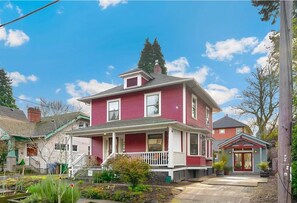 Exterior - Bright and Airy 3 bed 1.5 bath Pet Friendly Mid Term Rental in Kerns Laurelhurst (Portland)