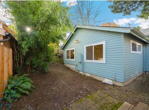 Exterior - Bright and Airy 3 bed 1.5 bath Pet Friendly Mid Term Rental in Kerns Laurelhurst (Portland)
