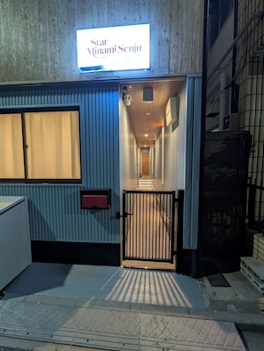 Entrada de un hotel con un cartel que dice "Star Minami Senju".