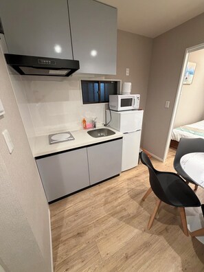 Fridge, microwave, stovetop, electric kettle - Star Minami-Senju 102 (Taitō‑ku)