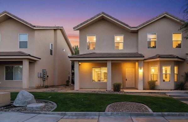 Exterior - 3-bedroom townhome in pleasant Mesquite with AC for relaxing stays (Mesquite)