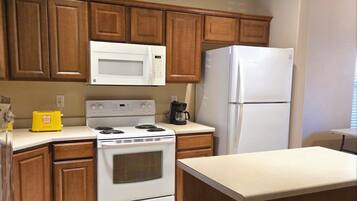 Kjøleskap, mikrobølgeovn, ovn og kokeplater