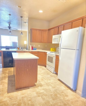 Fridge, microwave, oven, stovetop - 3-bedroom townhome in pleasant Mesquite with AC for relaxing stays (Mesquite)
