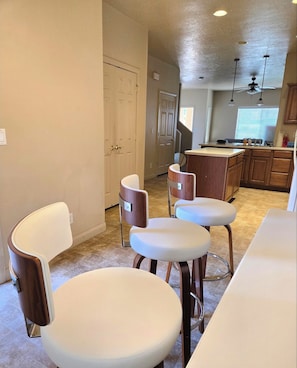 Dining - 3-bedroom townhome in pleasant Mesquite with AC for relaxing stays (Mesquite)