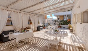 Outdoor dining - White Queen by Vivimy (Gallipoli)