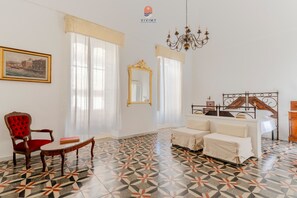 1 bedroom, travel cot, WiFi, bed sheets - White Queen by Vivimy (Gallipoli)
