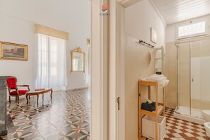 Hair dryer, towels - White Queen by Vivimy (Gallipoli)
