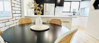 Merewether Beach - Steps to beach, pubs and dining