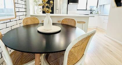 Merewether Beach - Steps to beach, pubs and dining