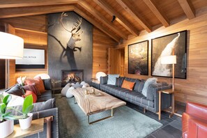 TV, fireplace, books - Vail Village Nordic Escape 4 Bed + Den Sleeps 12, Walk to Ski (Vail)