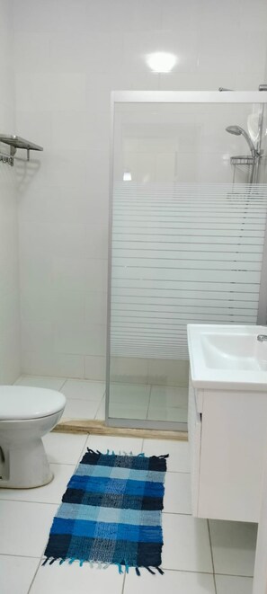 Shower, hair dryer, towels, soap - Spacious Sea View Apartment in TALA BAY Resort , Aqaba - Jordan. (Aqaba Governorate)