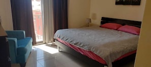 3 habitaciones, tabla de planchar con plancha, internet y ropa de cama