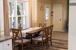 Dining - Mimosa Bungalow - Mimosa Bungalow (Crane)