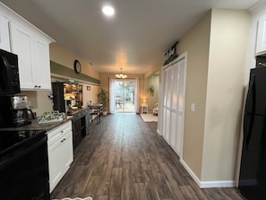 Fridge, microwave, oven, stovetop - Mimosa Bungalow - Mimosa Bungalow (Crane)