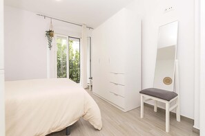 Tabla de planchar con plancha, wifi gratis, ropa de cama