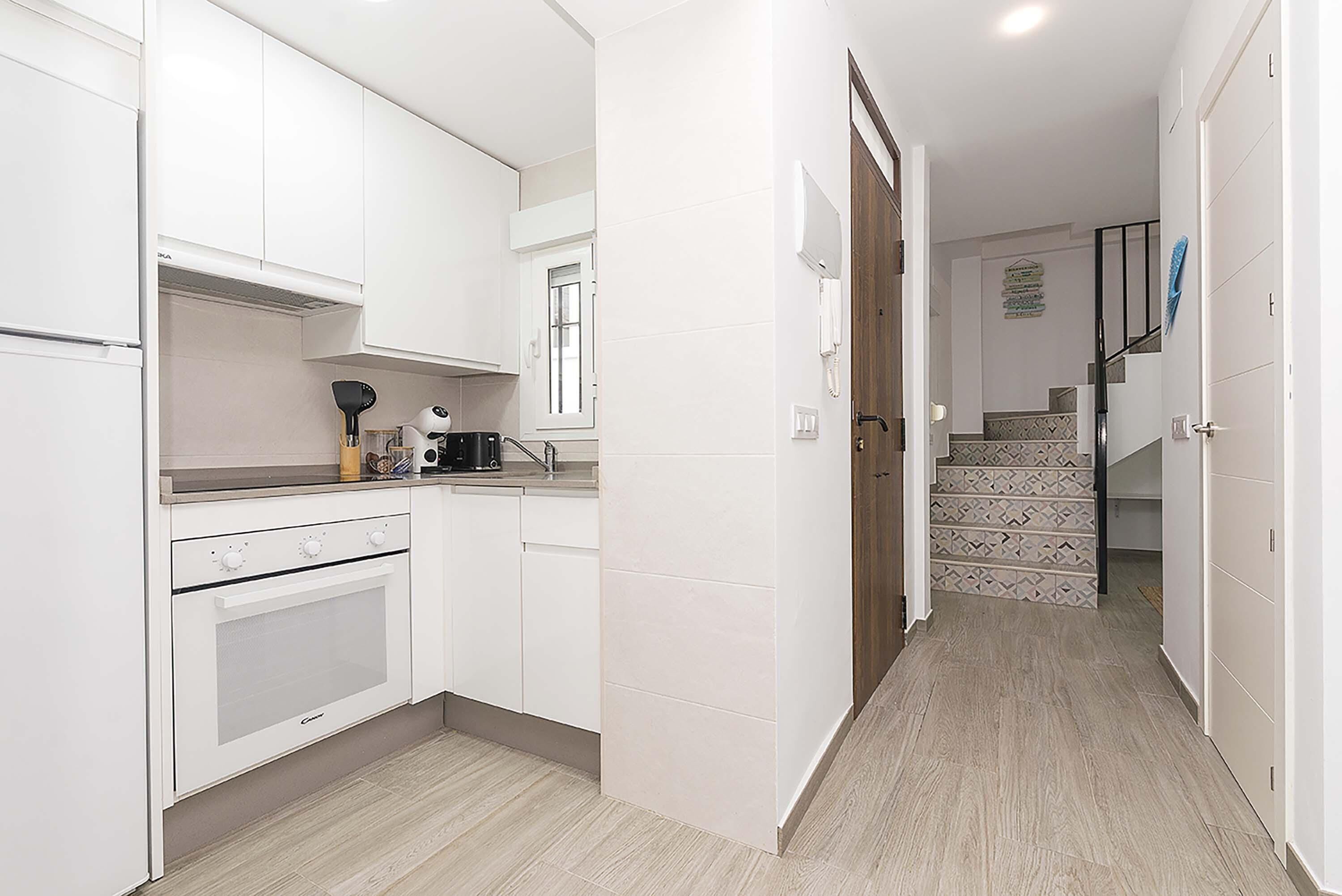 Fridge, oven, stovetop, coffee/tea maker