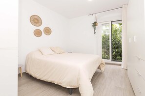 Tabla de planchar con plancha, wifi gratis, ropa de cama
