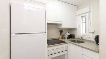 Réfrigérateur, four, plaque de cuisson, cafetiÚre/bouilloire