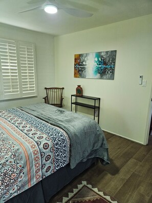 Tabla de planchar con plancha, wifi y ropa de cama