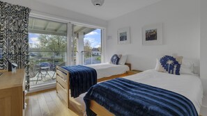 Room - Bryony Lake House - Lower Mill Estate, Complimentary Spa Access (Somerford Keynes)