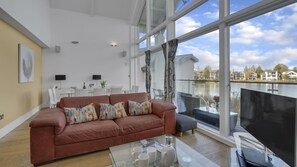 Living area - Bryony Lake House - Lower Mill Estate, Complimentary Spa Access (Somerford Keynes)