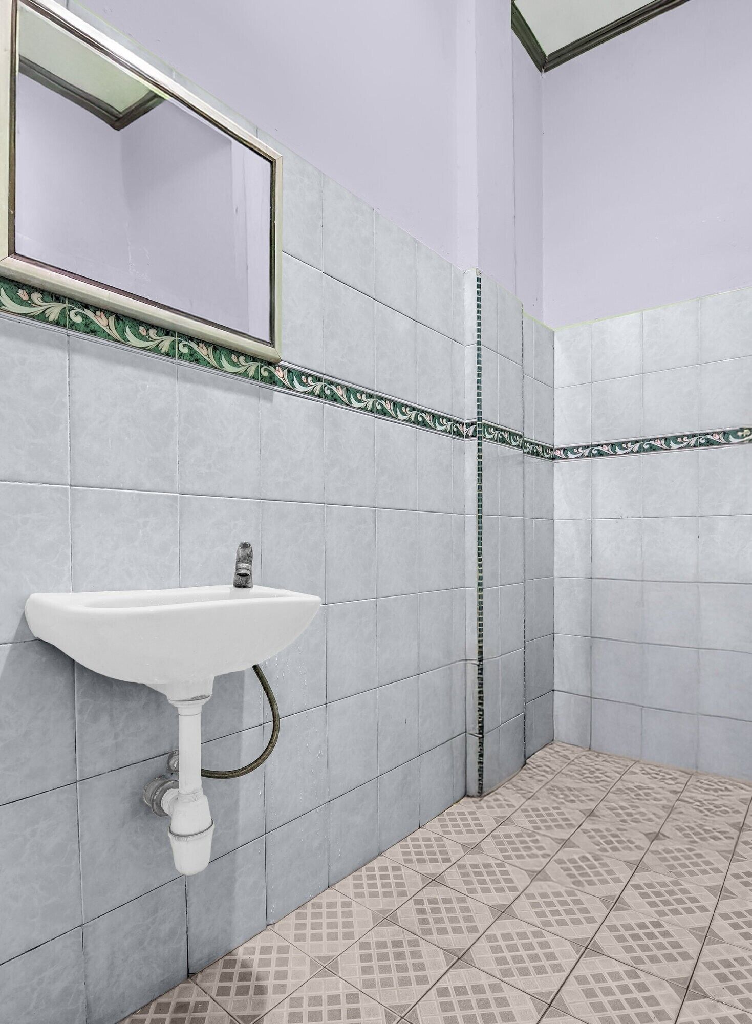 Shower, perlengkapan mandi gratis, kloset, dan handuk