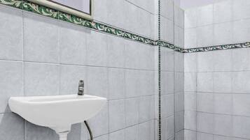 Shower, perlengkapan mandi gratis, kloset, dan handuk