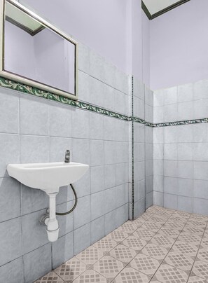 Dusj, toalettartikler (inkludert), bidé og håndklær