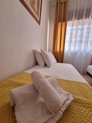 3 bedrooms, iron/ironing board, WiFi, bed sheets - Happy House Central Apartment (Faro)