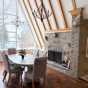 Dining - Close to the city with great view to the lake. (Whitchurch-Stouffville)