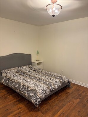 Silitysrauta/-lauta, Wi-Fi, vuodevaatteet