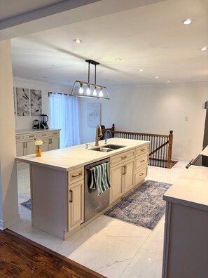 Interior - Close to the city with great view to the lake. (Whitchurch-Stouffville)