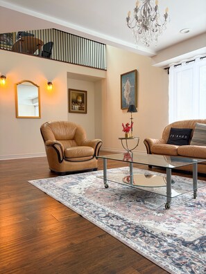 Interior - Close to the city with great view to the lake. (Whitchurch-Stouffville)