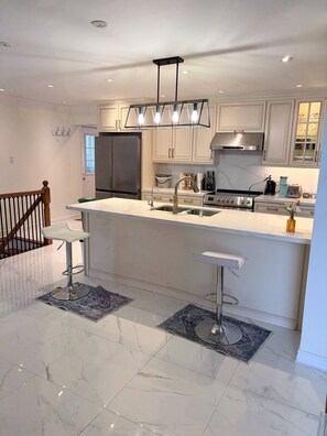 Private kitchen - Close to the city with great view to the lake. (Whitchurch-Stouffville)
