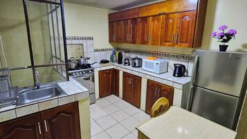 Jääkaappi, mikroaaltouuni, uuni, liesi