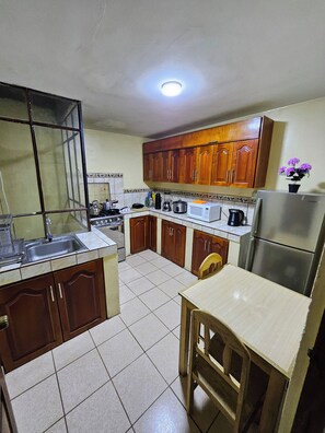 Jääkaappi, mikroaaltouuni, uuni, liesi