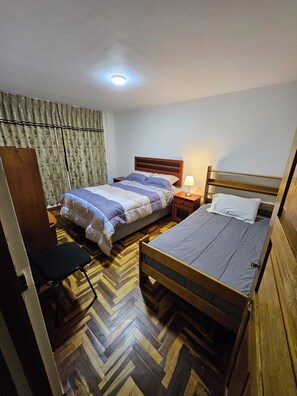 2 makuuhuonetta, työpöytä, ilmainen Wi-Fi, vuodevaatteet