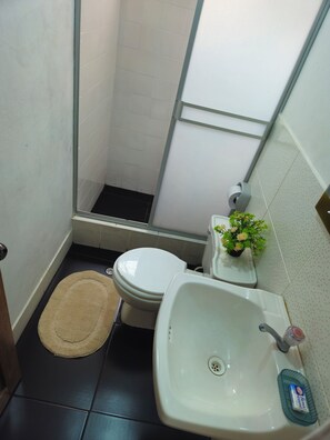 Shower, hair dryer, towels, soap - Delightful 2-bedroom apartment in Puno city with Home Gym (Puno)