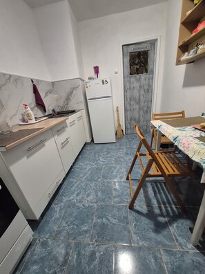 Private kitchen - Tranquil 1-bedroom apartment in welcoming Galați perfect for relaxing stay (Galați)