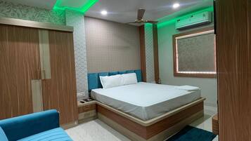 Escritorio, espacio para trabajar con laptop y wifi gratis