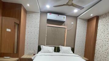 Escritorio, espacio para trabajar con laptop y wifi gratis