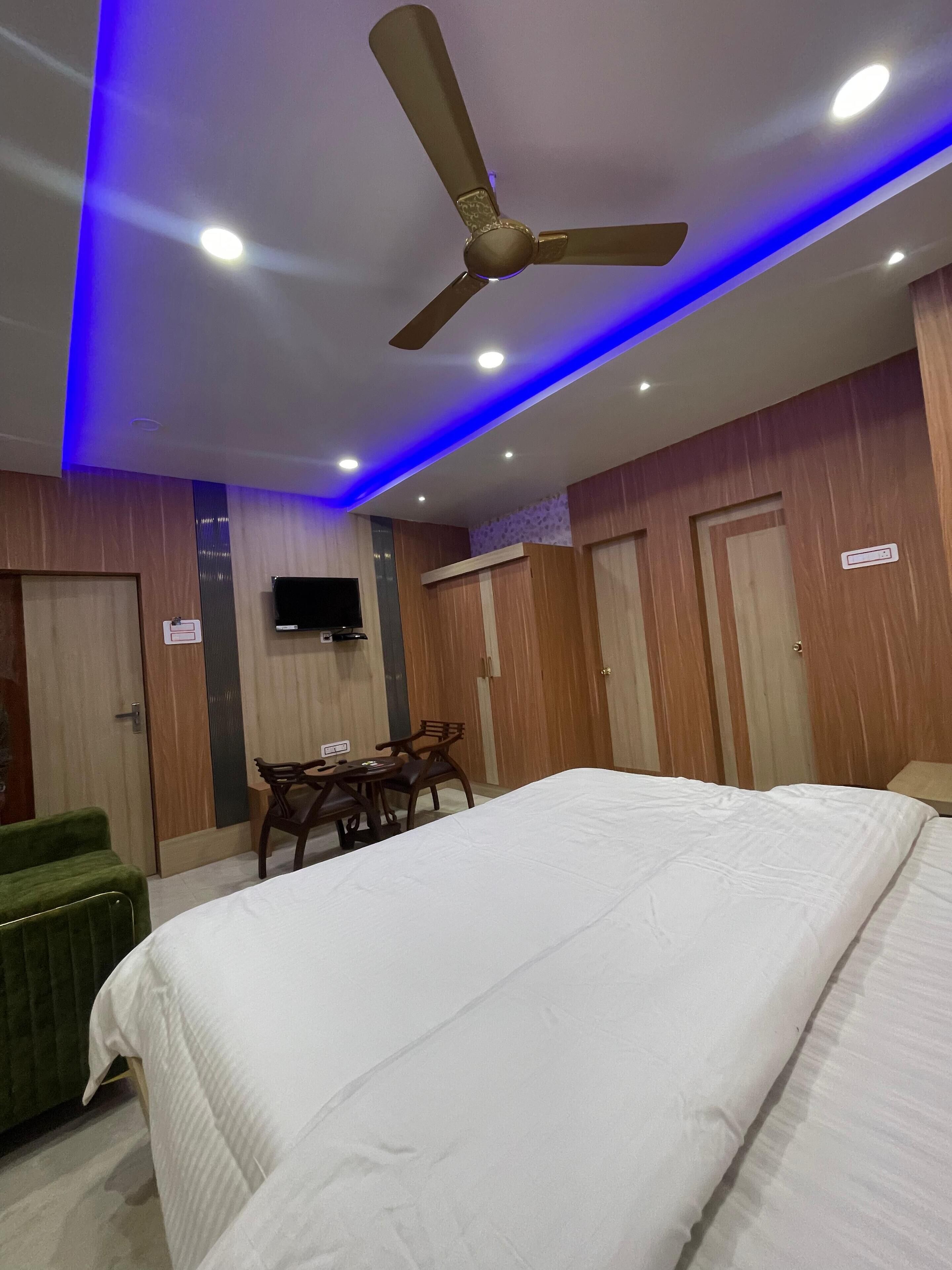 Escritorio, espacio para trabajar con laptop y wifi gratis 