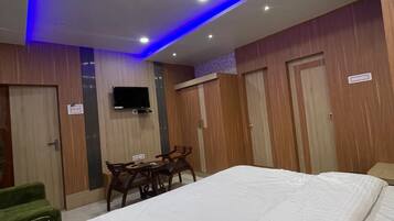 Escritorio, espacio para trabajar con laptop y wifi gratis