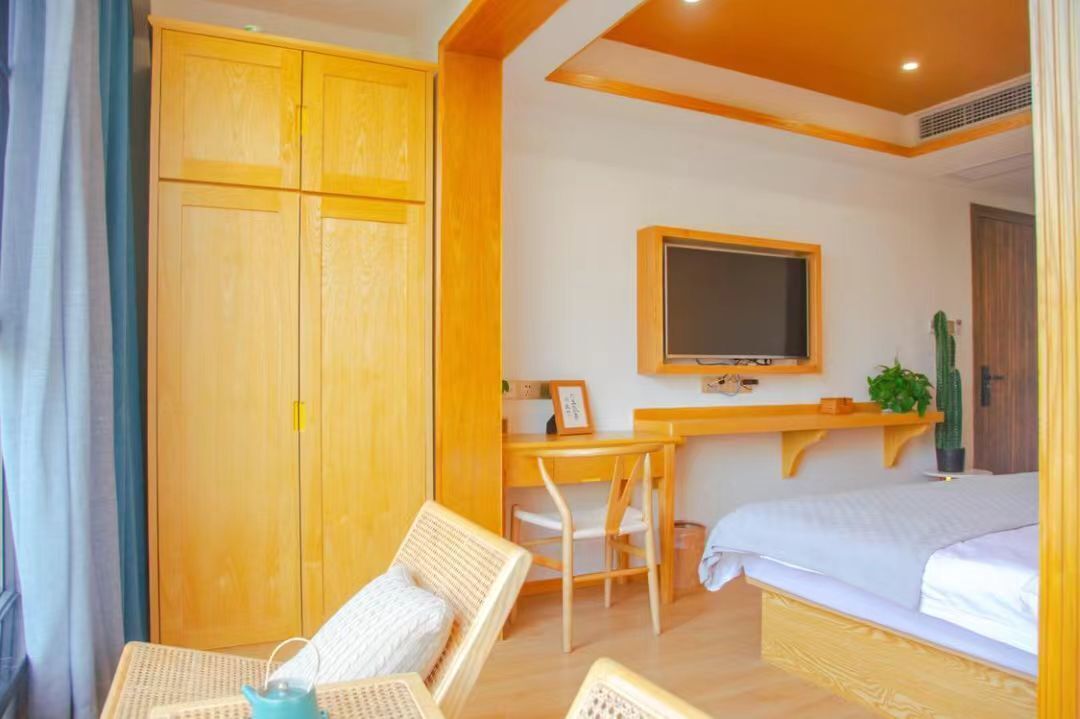 Dobbeltrom – superior, 1 kingsize-seng, dalutsikt | Skrivebord for bærbar PC og wi-fi (inkludert)