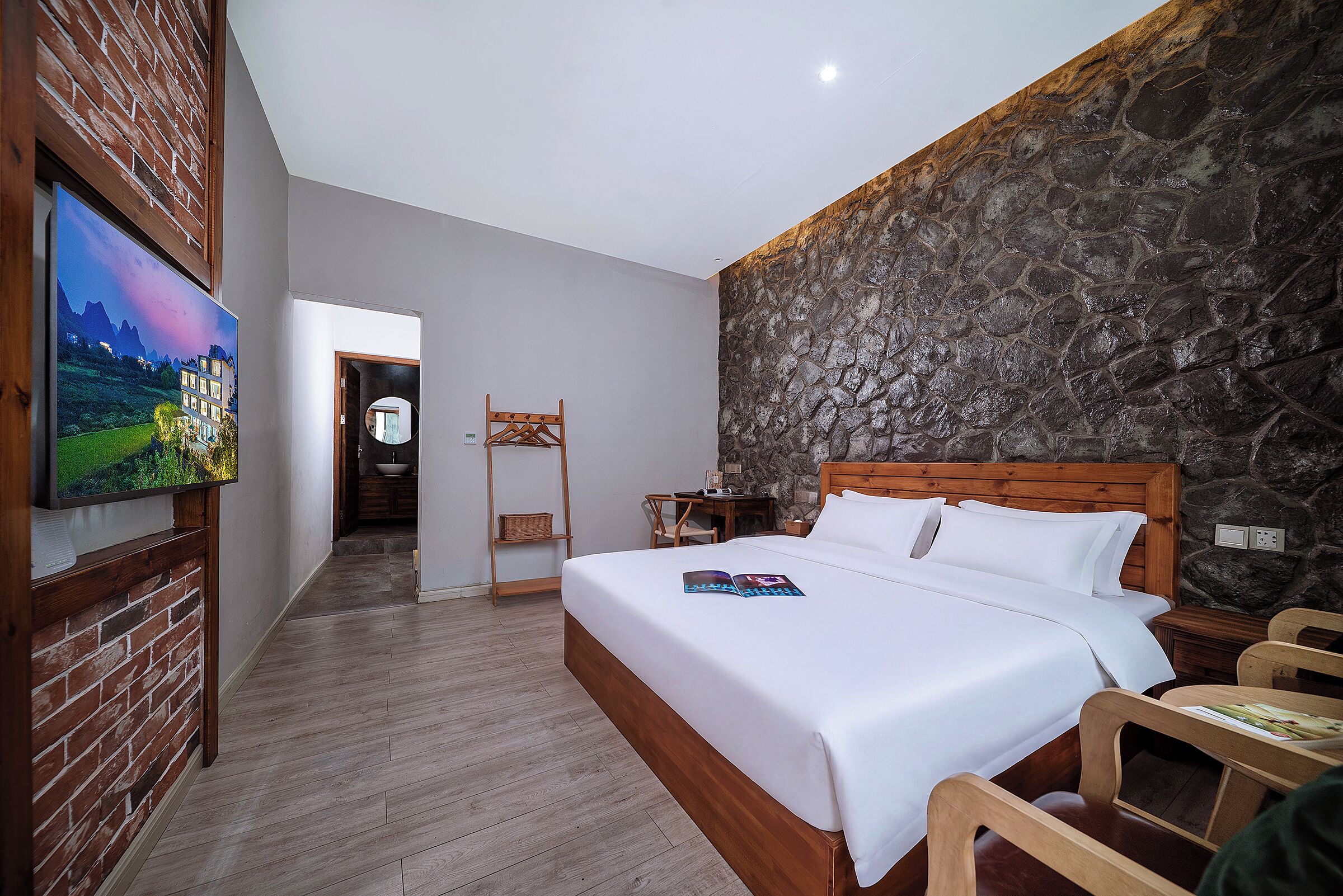 Suite de lujo, vista a la montaña | Área de sala de estar | Televisión 