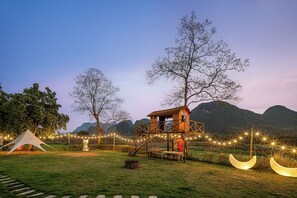 Outdoor banquet area - Yangshuo Floral Whisper Valley (Guilin)