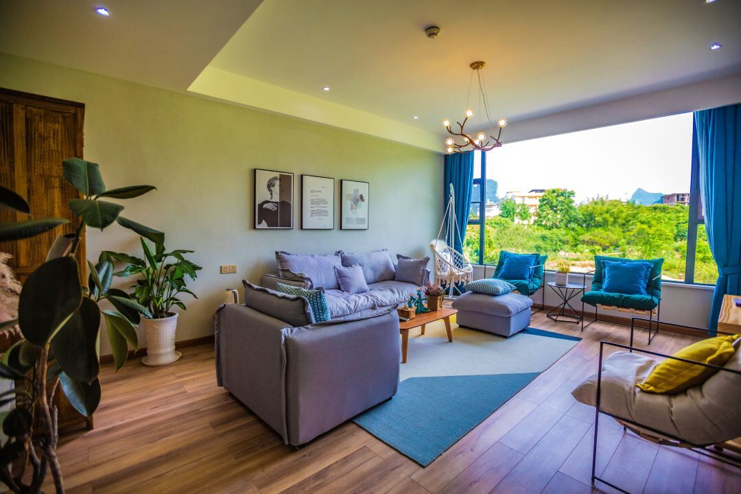 Luxury Suite, 1 King Bed, Mountain View | Living area | TV