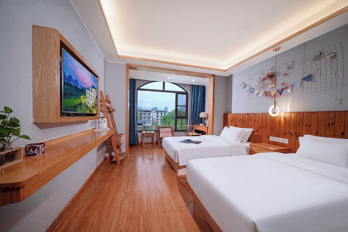 Habitación superior con 2 camas individuales, vista a la montaña | Espacio para trabajar con laptop, insonorización y wifi gratis