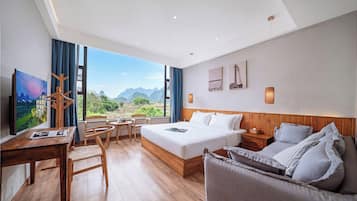 Luxury Suite, 1 King Bed, Mountain View