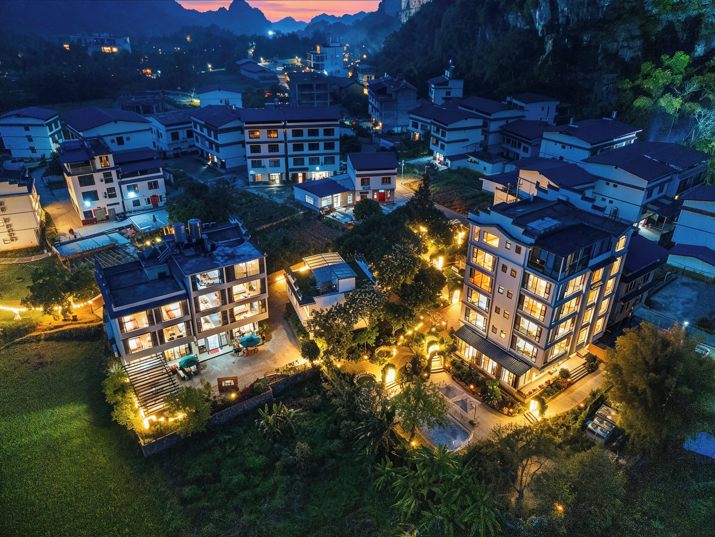 Un barrio residencial con edificios modernos, un césped cuidado y una vista despejada del paisaje circundante.
